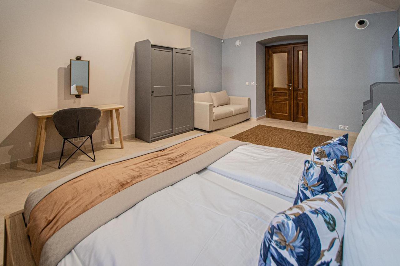 Modern And Spacious Apartments In City Center Прага Екстериор снимка